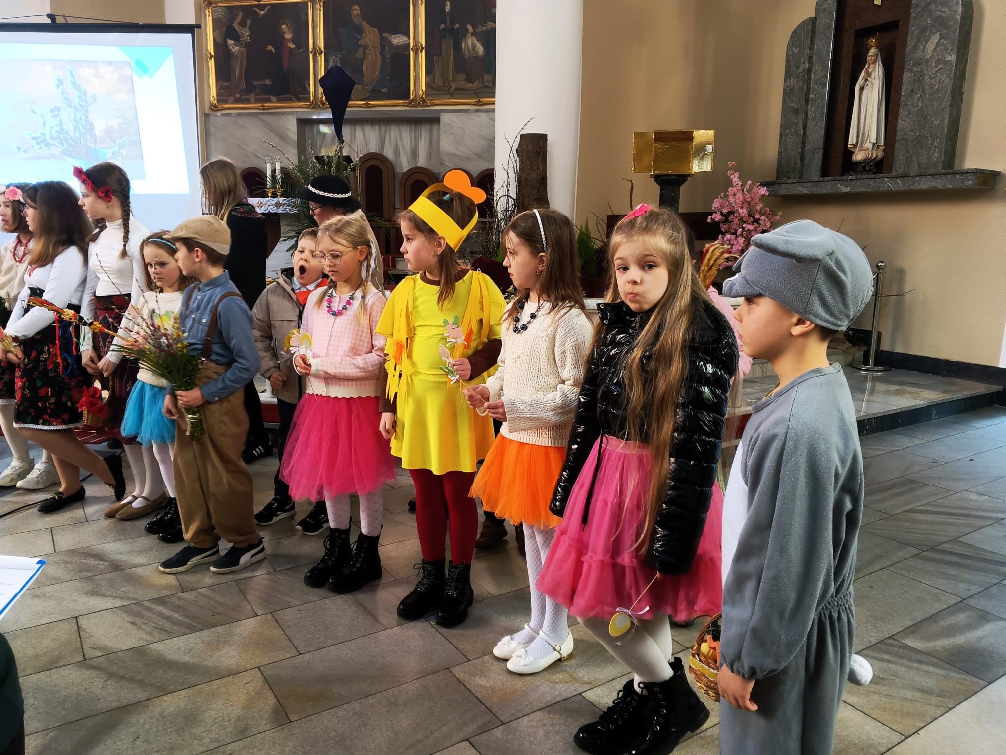 Przedstawienie wielkanocne przygotowanie przez Nauczycieli i Uczniów. SP 45