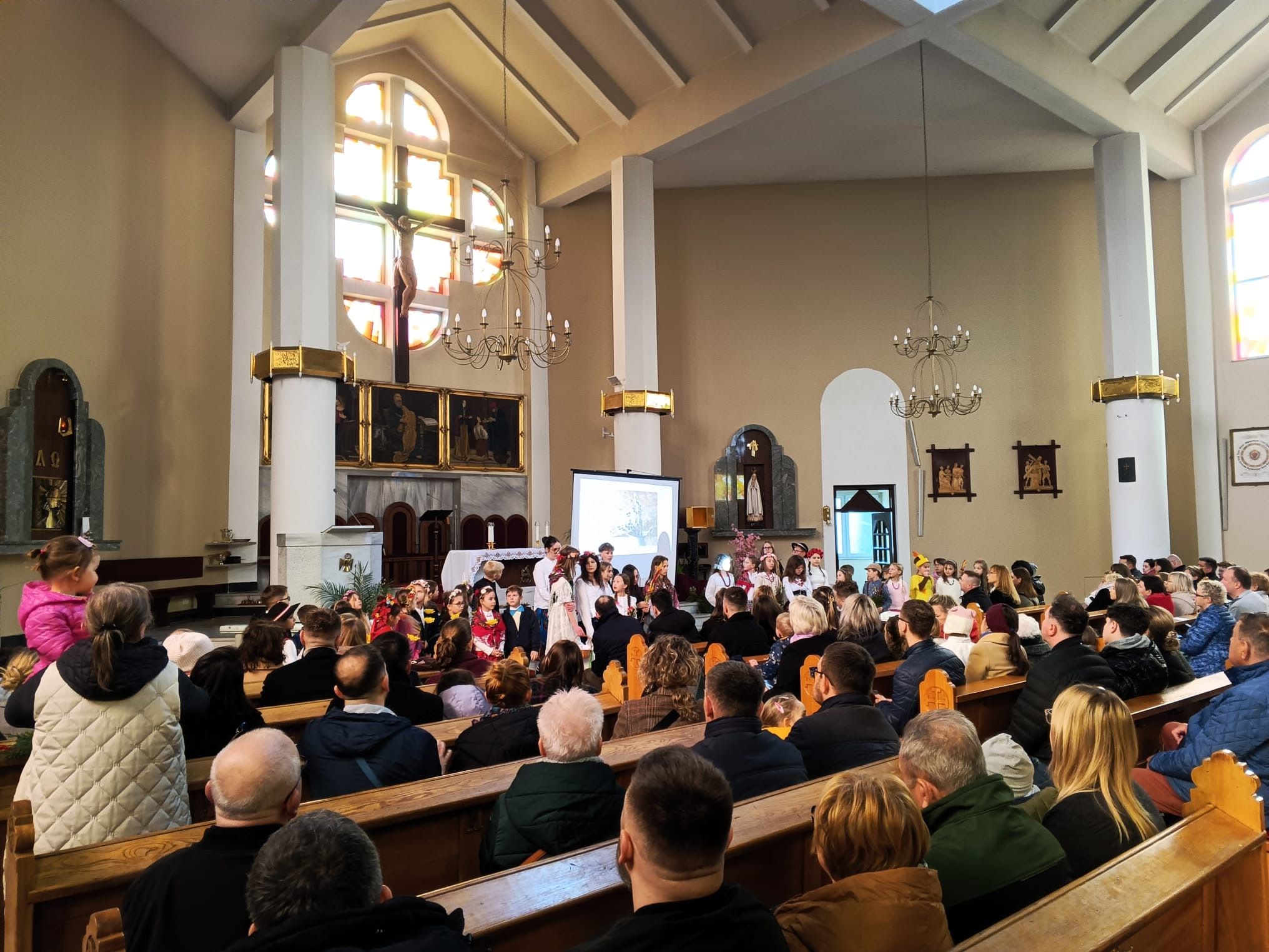 Przedstawienie wielkanocne przygotowanie przez Nauczycieli i Uczniów. SP 45