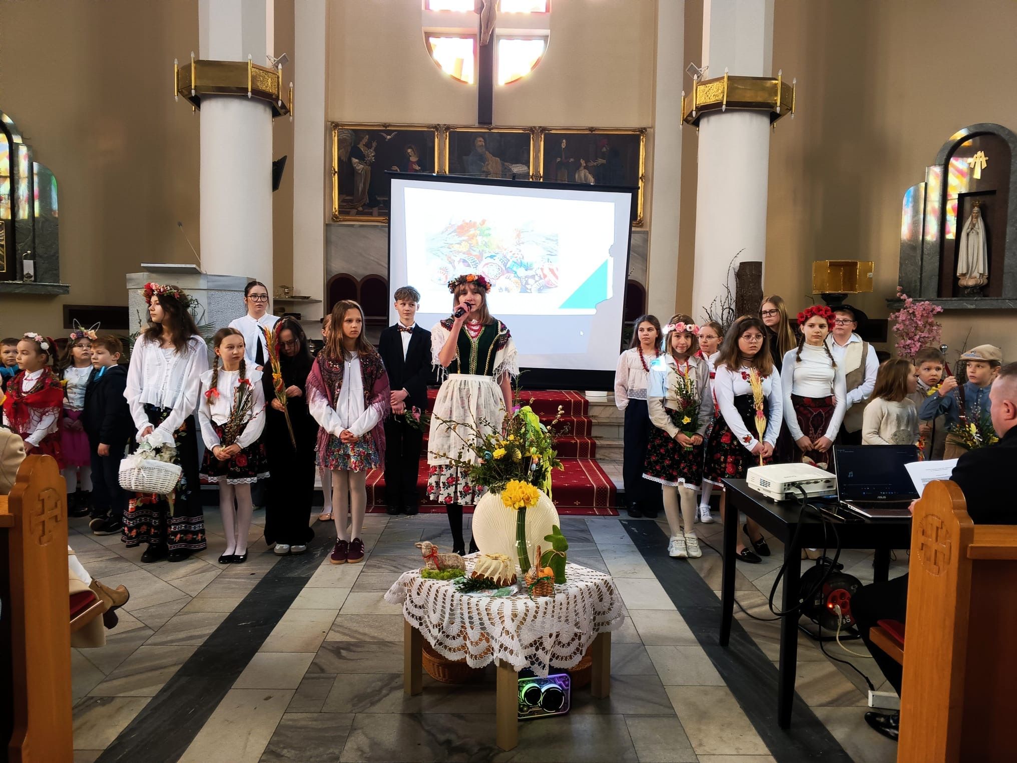 Przedstawienie wielkanocne przygotowanie przez Nauczycieli i Uczniów. SP 45